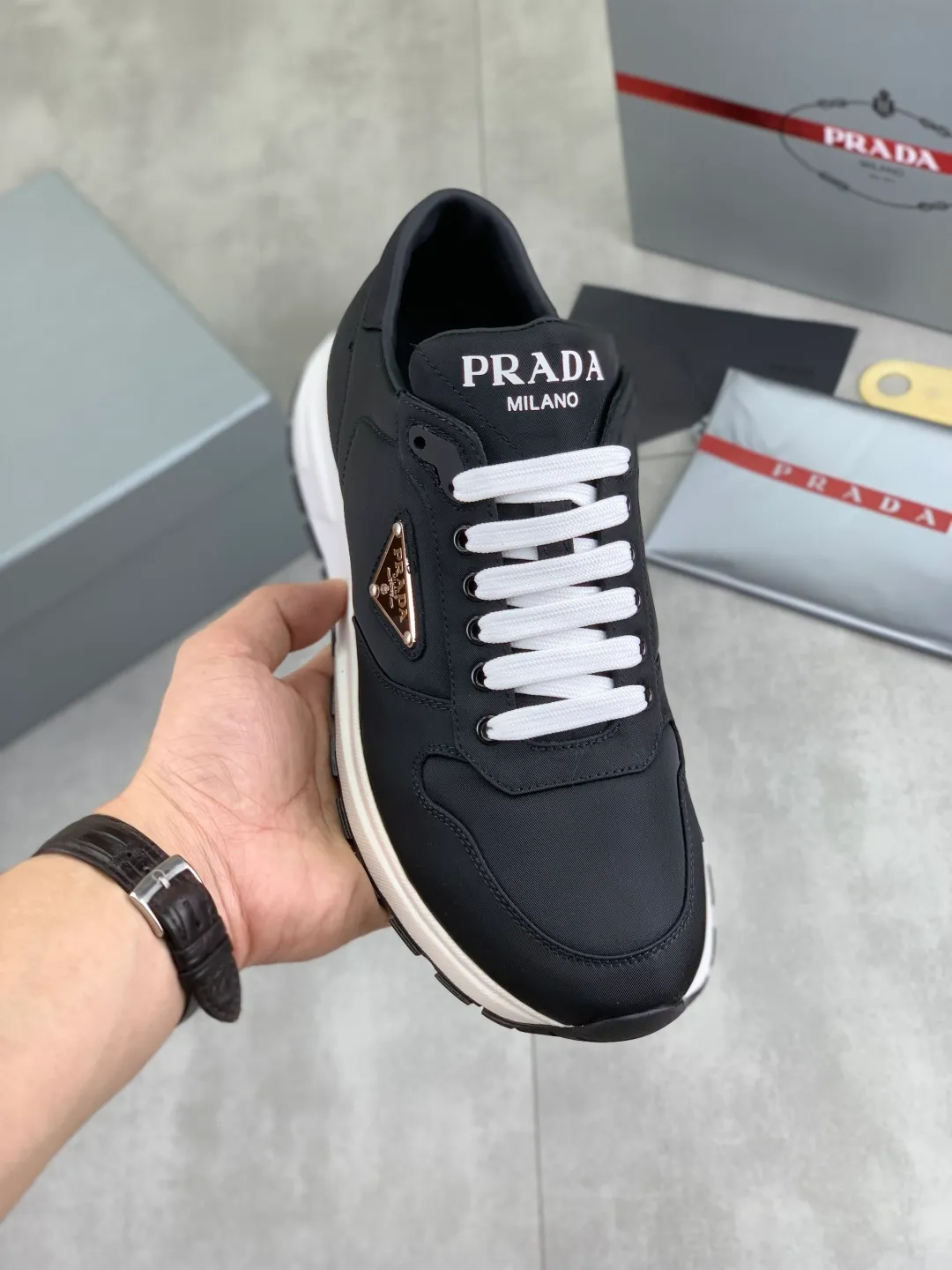 Men's shoes 💰P540 new (higher version) new PRADA (Prada) classic models are on the market at the same time, new men's shoes, 😘fabrics are selected from original imported calfskin. First layer of imported cowhide lining. The original version is awesome! 👍🏿Original open-molded non-slip PU outsole, with exquisite lines, simple and elegant, super comfortable and classy on foot, suitable for leisure travel. Code number: 38-45 (46 customized) 3️⃣ colors available